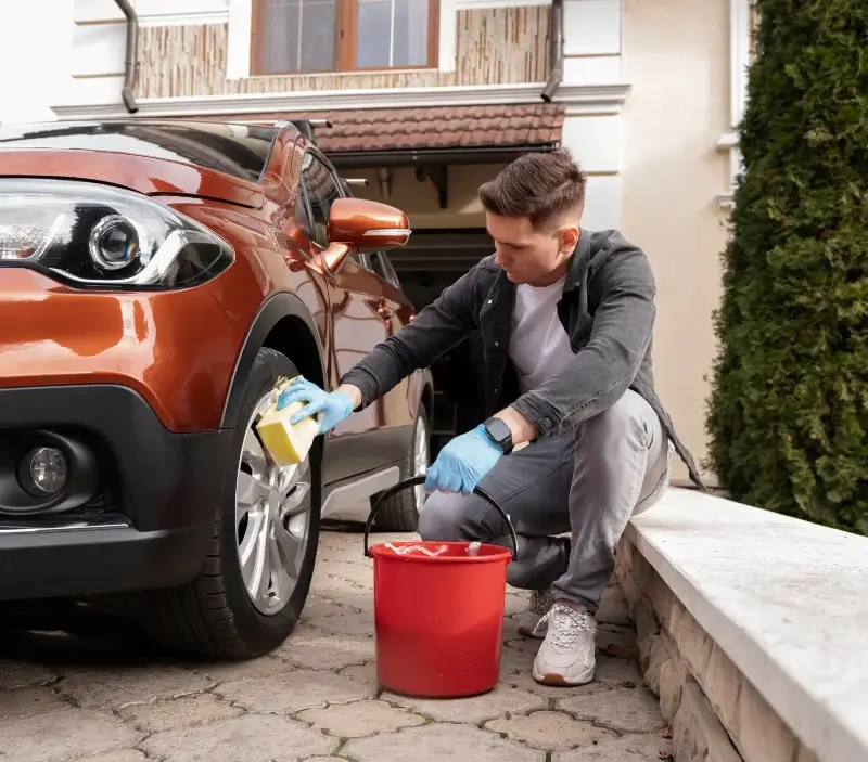 Lavage auto à domicile Le Porge : professionnel intervenant sur un véhicule